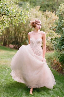Как выбрать поставщиков или производителей свадебных платьев для своего салона?