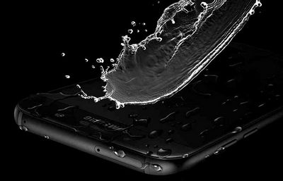 Не утонет: 7 смартфонов с нормальными габаритами и защитой от воды