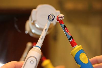 Обзор набора зубных щеток braun oral-b genius 8200 white + kids: чистим зубы всей семьей
