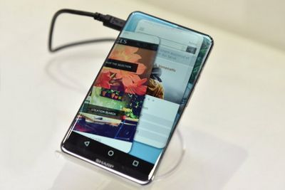 Sharp показала igzo-дисплей с закругленными углами для смартфона
